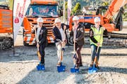 Spatenstich für den Prodega-Abholmarkt in Kriens (von links): Ralph Zigerlig, Peter Wyss (beide Prodega/Growa/Transgourmet), Fritz Ulmann (Coop) und Manuel Schneider (Losinger Marazzi AG) (Bild: PD)