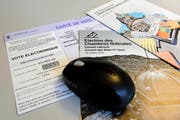 So sehen die Materialien fürs E-Voting des Kantons Genf aus. Der Kanton Luzern verwendet ebenfalls dieses System. (Bild: Keystone/Martial Trezzini)