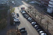 Der Parkplatz vor dem Verwaltungsgebäude Emmen. (Bild: emmen.ch)