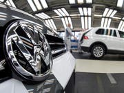 Mit Autos der Kernmarke VW hat der Konzern Volkswagen im vergangenen Jahr weniger eingenommen. (Bild: KEYSTONE/AP dpa/JULIAN STRATENSCHULTE)