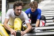 Kilian Peier (links) und Tobias Birchler ziehen sich die Schuhe an. (Bild: Keystone / Alexandra Wey)