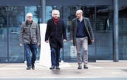 Jürg Scheuzger (Mitte) tritt als Präsident des Vereins Zuger Übersetzer zurück. Hanspeter Uster (links) wird sein Nachfolger. Georg Gerber (rechts) wird hauptsächlich für das Vereinsprogramm verantwortlich sein.