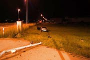 Das Auto blieb nach der Kollision mit der Ampel (vorne) auf der Wiese stehen. (Bild: Zuger Strafverfolgungsbehörden)
