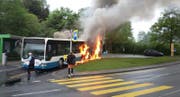 An der Endstation Tschädigen in Meggen brennt ein Bus der Linie 24 lichterloh. (Bild: Leserbild Esther Schnyder)