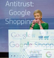EU-Wettbewerbskommissarin Margrethe Vestager erklärt die Gründe für die Busse. (Bild: Olivier Hoslet/EPA (Brüssel, 27. Juni 2017))