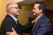 Damian Müller (rechts) nimmt von seinem Vorgänger Georges Theiler Glückwünsche zur Wahl entgegen. (Bild: Keystone/Alexandra Wey)