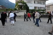 Mit Tempo 30 sind die Bewohner von Alpnach nicht mehr auf Fussgängerstreifen angewiesen, man kann die Strasse überall überqueren, sofern es sicher ist. Das Bild stammt von einer Infoveranstaltung. (Bild Markus von Rotz)
