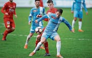 Der Zuger Ruben Burkard (am Ball) hatte in der ersten Halbzeit die mögliche 1:0-Führung auf dem Fuss. Die im Sommer beginnende Cup-Hauptrunde findet ohne Zug 94 statt. (Bild: Stefan Kaiser (Zug, 18. März 2017))