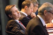 Finanzdirektor Marcel Schwerzmann (links) und Bildungsdirektor Reto Wyss während der letztjährigen Budgetdebatte im Luzerner Kantonsratssaal. Bild: Jakob Ineichen (Luzern, 7. Dezember 2015)