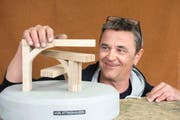 Stanislaus Arnold mit einem Modell seiner Skulptur «Brücke». (Bild: pd)