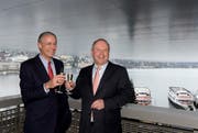 Ein Prost auf den Neustart: Hubert Achermann, Präsident der Stiftung Salle Modulable, links, und Ernst F. Schmid, rechts, Vertreter des Butterfield Trusts. (Bild: Keystone)