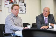 Trainer Rolf Fringer (links) und FCL-Präsident Walter Stierli beim Interview mit der Neuen Luzerner Zeitung. (Bild Corinne Glanzmann/Neue LZ)