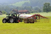 Das Güllen mit Schleppschläuchen soll nach Ansicht der Parlamentskommisssion weiterhinz zu Teilen vom Kanton unterstützt werden. (Bild: Archiv Neue LZ)