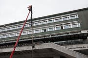 Die Protestaktion am Donnerstagmorgen vor dem Berufsbildungs- und Schulzentrum beim Bahnhof Luzern. (Bild: Keystone / Alexandra Wey)