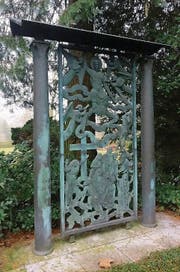Ernst Göhners Grabmal aus Bronzeguss in Risch ist von Otto Münch entworfen worden. Auf dem Friedhof Enzenbühl in Zürich steht ein identisches Grab (kleines Bild). Hier liegen Familienangehörige Göhners begraben. Bilder: Stefan Kaiser/Andreas Faessler (Bild: Andreas Faessler)