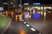 Der Lenker fuhr in falscher Richtung in den Kreisel Neuhofstrasse hinein. (Bild: PD)