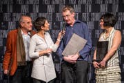 Moderatorin Monika Schärer (Zweite von links) interviewt die Gewinner der Spezialpreise Erich Langjahr, Oswald Schwander und Thais Odermatt (von links nach rechts). (Bild: Philipp Schmidli (Luzern, 4.3.2017))