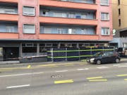Die «Loco Bar» an der Luzerner Baselstrasse 27 ist derzeit mit einem schwarzen Sichtschutz versehen. (Bild: Luzerner Zeitung (2. November 2017, Luzern))