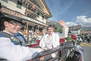 In der Kutsche mit der Familie: Vroni Thalmann mit ihrem Sohn Martin beim Einfahren auf den Dorfplatz. (Bild: Pius Amrein (Flühli, 20. Juni 2017))