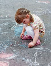 Kinder brauchen Freiraum für unbeobachtetes Spielen, um willensstarke Wesen zu werden. (Bild: Keystone)