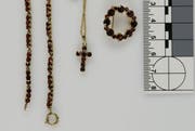 Auch der Besitzer oder die Besitzerin dieses Sets aus Armband, Brosche und Halskette wird gesucht. (Bild: Luzerner Polizei)