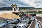 Fehlt bei einem Unfall auf der Autobahn die Rettungsgasse, können Blaulicht-Organisationen nur mit Mühe zum Einsatzort vordringen. (Bild: PD)