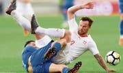 Voller Einsatz des Surseer Nationalspielers Haris Seferovic (rechts) am letzten Freitag im Spiel gegen Griechenland (links Kostas Manolas). (Bild: Laurent Gilliéron/Keystone (Athen, 23. März 2018))