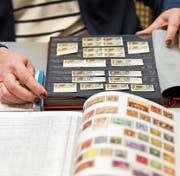 Eine Briefmarkenauktion im Luzerner Auktionshaus Rölli. (Bild: Eveline Beerkircher (Luzern, 16. Februar 2017))