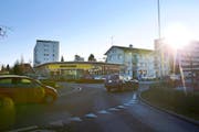 Auf dem Areal der Auto Wyder AG an der Bahnhofstrasse in Sursee plant die Luzerner Kantonalbank ein neues Gebäude. (Bild Manuela Jans)