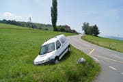 Der Fahrer dieses Lieferwagens fuhr in die Wiese. (Bild Zuger Polizei)