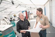 OK-Präsident Moritz Felix (links) und Mitorganisator Pius Furter bereiten die Ausstellung vor. (Bild: Pius Amrein (Beromünster, 12. Oktober 2017))