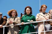 Junge Frauen (Saoirse Ronan, Mitte) auf der Überfahrt ins Unbekannte, die Skyline von New York im Blick. (Bild: PD)