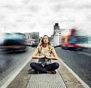 Sie bleiben gelassen, auch wenn das Leben um sie herum tobt: Resiliente schaffen es so schneller aus Krisen heraus als andere. Bild: Getty (Bild: Getty)
