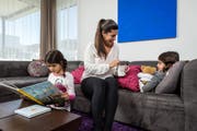 Die Rotes-Kreuz-Kinderbetreuung springt ein, wenn Kinder krank sind oder Eltern eine schwierige Zeit durchmachen. Im Bild: Die Kinderbetreuerin gibt einem kranken Mädchen eine Tasse Tee. (Bild: PD)
