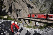 Symbolbild: Aktuell fahren Ersatzbusse von Andermatt nach Göschenen. Die Gegenrichtung ist noch nicht vom Ersatzverkehr bedient. (Bild: Urs Hanhart (Neue UZ))