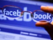 Durch die Gläser einer Brille ist der Schriftzug von Facebook auf einem Laptop zu sehen. (Symbolbild) (Bild: Keystone/DPA-Zentralbild/JENS BÜTTNER)