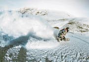 In Laax feilt der Schwyzer Snowboarder Jonas Bösiger derzeit an seinen Sprüngen. (Bild: PD, Daniel Loosli)