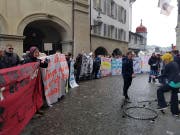 Die Spargegner machten mit Plakaten auf sich aufmerksam. (Bild: Ramona Geiger / luzernerzeitung.ch)