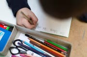 Diese Woche wird festgelegt, wie der Lehrplan 21 im Kanton Zug in seinen Grundzügen aussehen wird. (Symbolbild) (Bild: Keystone/Gaetan Bally)