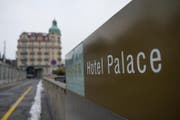 Das Hotel Palace lädt zum Ausverkauf. (Bild: Dominik Wunderli (Luzern, 19. Dezember 2017))