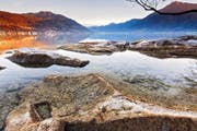Wenn der Wasserspiegel des Zugersees tief liegt, wird der ehemalige Sandsteinbruch am Chiemen gut sichtbar. (Bild: Usah Fath)