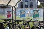 Plakate an einem Veloständer neben dem Bahnhof Emmenbrücke. (Bild: Lucien Rahm (Emmenbrücke, 31. Oktober 2017))
