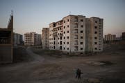Bauruinen zeugen vom einstigen Boom in Kurdistan und seinem Ende. In einer nur im Rohbau fertig gestellten Siedlung bei Kasnazan, Erbil wohnen Flüchtlinge und andere Vertriebene. (Bild: Stefan Kaiser)