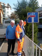 Kurt Aeschlimann, Präsident Fussverkehr Schweiz Region Luzern (links), und Ruedi Stalder, Mitarbeiter des Tiefbauamtes, mit einem ergänzten Verkehrsschild. (Bild: PD)