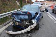 Beim Auffahrunfall auf der A14 wurde eine Person verletzt. (Bild Luzerner Polizei)
