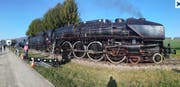 Die Dampflokomotive des Typs 241-A-65 wird vorbereitet. (Bild: Christoph Portmann / beiUns.ch)