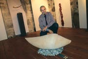 Stefan Bissig zeigt im Planzerhaus in Bürglen Skulpturen, die er aus unterschiedlichen Holzarten geschaffen hat. (Bild Markus Zwyssig)