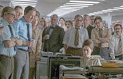 Die Redaktion erwartet den Entscheid des Obersten Gerichtshofs (Tom Hanks, Dritter von links, rechts von ihm Meryl Streep). (Bild: Universal Pictures)