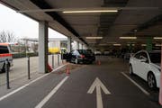 Das Auto prallte im Einkaufszentrum Zugerland in einen Betonpfeiler. (Bild: Zuger Polizei (Steinhausen, 30. November 2017))