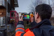 Energieberater Franz Ulrich fertigt mit einer Wärmebildkamera, bei möglichst geringer Aussentemperatur, Aufnahmen eines Hauses an. (Bild PD)